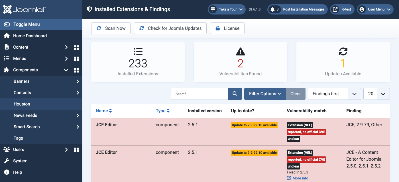 &Eacute;cran Installed Extensions & Findings dans l’admin Joomla&nbsp;: trois tuiles de statistiques indiquant &laquo;&nbsp;233 Installed Extensions&nbsp;&raquo;, &laquo;&nbsp;2 Vulnerabilities Found&nbsp;&raquo; et &laquo;&nbsp;0 Updates Available&nbsp;&raquo;, au-dessus d’un tableau r&eacute;pertoriant chaque extension install&eacute;e avec sa version et son statut de correspondance aux vuln&eacute;rabilit&eacute;s. Deux lignes &laquo;&nbsp;JCE Editor&nbsp;&raquo; sont surlign&eacute;es en rouge, en tant que constats de vuln&eacute;rabilit&eacute;.